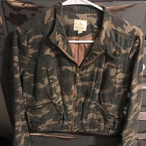 Worn vintage looking army coat!